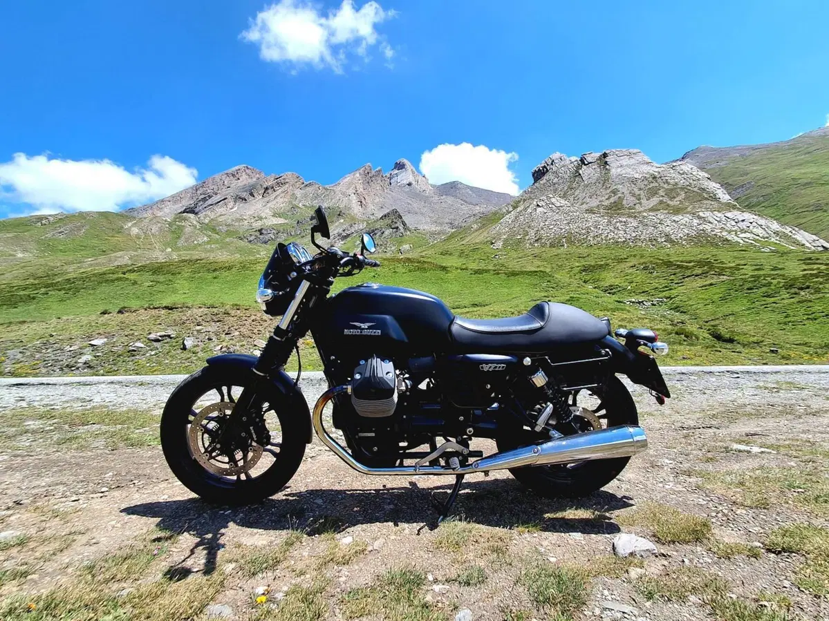 Moto Guzzi V7 II Stone (2015 - 17) (6)