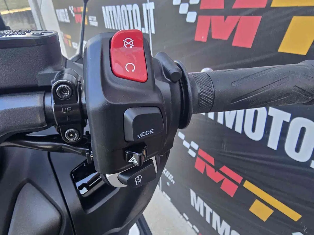 Yamaha T-Max 560 (2025 - 26) (14)