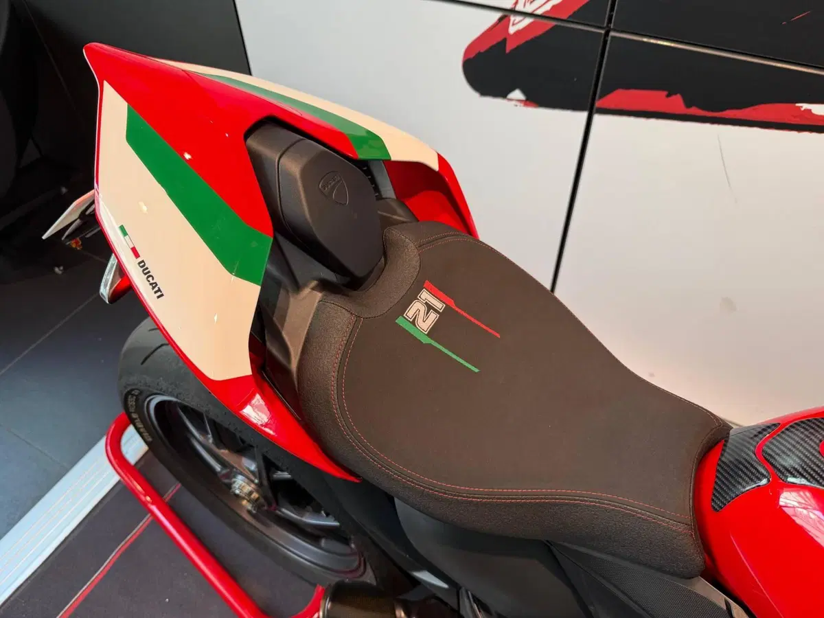 Ducati Panigale V2 Bayliss 1st Championship 20th Anniversary (2021 - 24) (5)