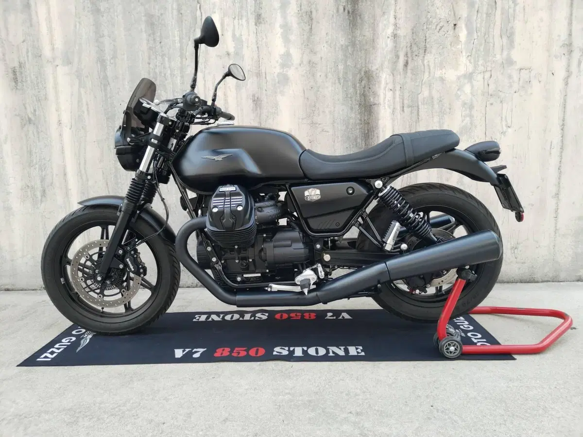 Moto Guzzi V7 Stone (2021 - 24)