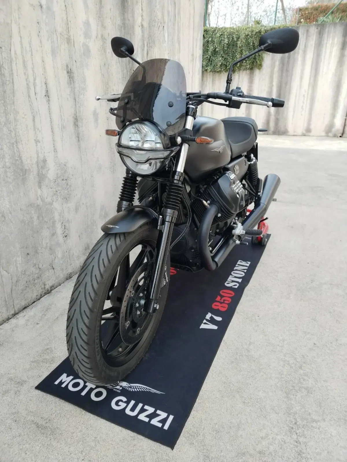 Moto Guzzi V7 Stone (2021 - 24) (2)