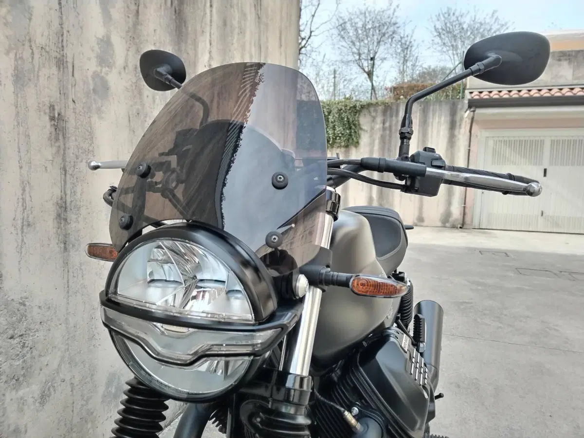 Moto Guzzi V7 Stone (2021 - 24) (3)