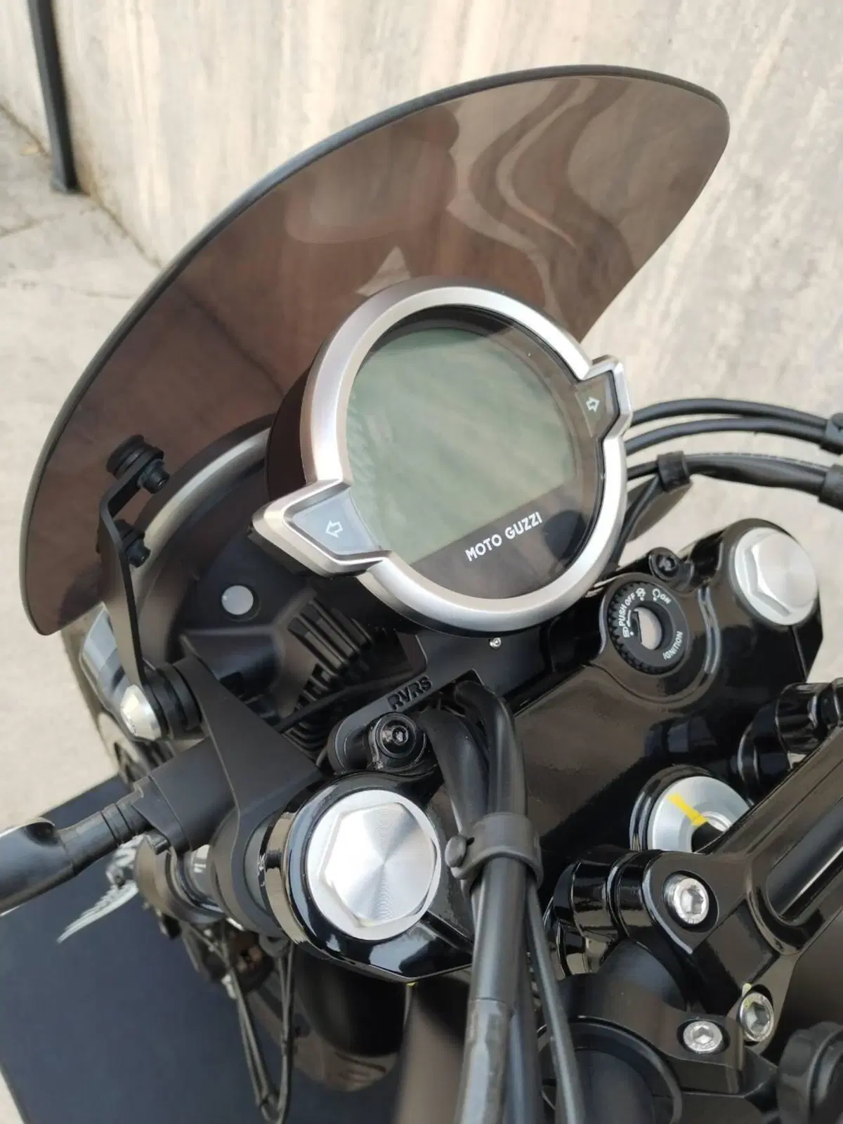 Moto Guzzi V7 Stone (2021 - 24) (4)