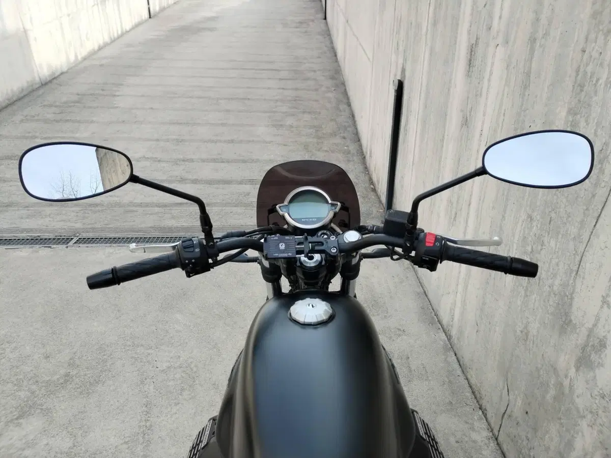 Moto Guzzi V7 Stone (2021 - 24) (5)
