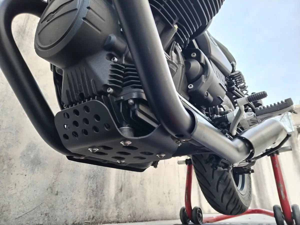 Moto Guzzi V7 Stone (2021 - 24) (6)