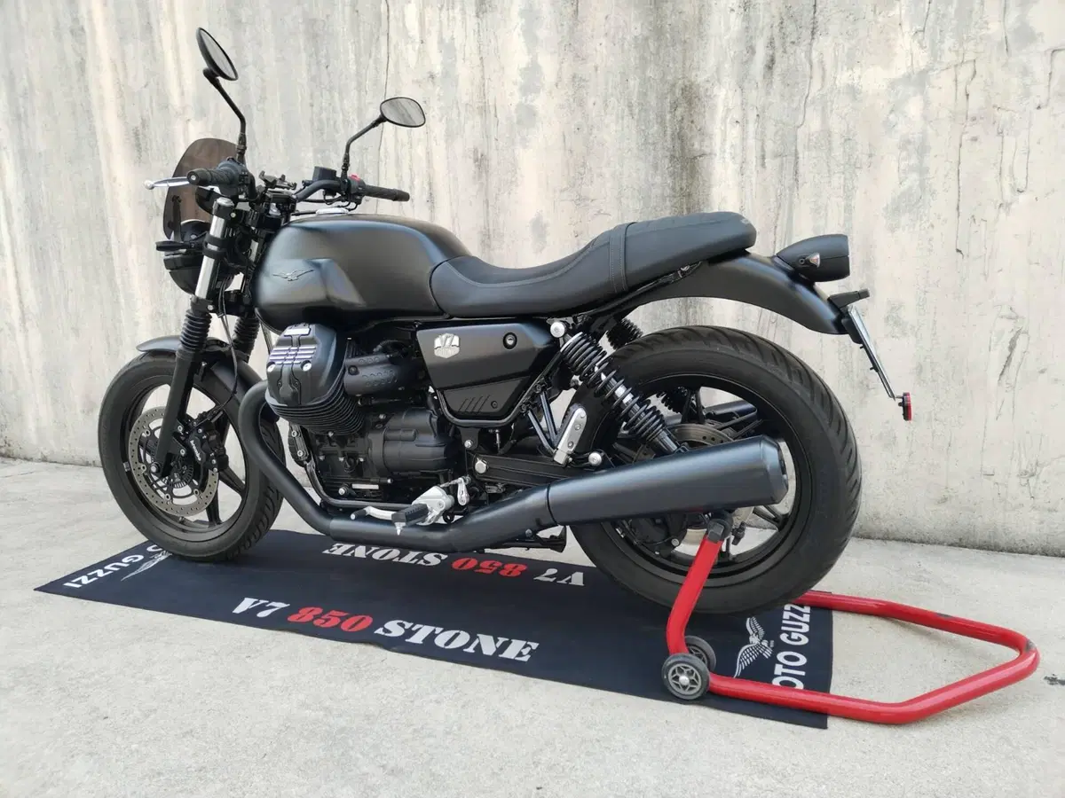 Moto Guzzi V7 Stone (2021 - 24) (7)