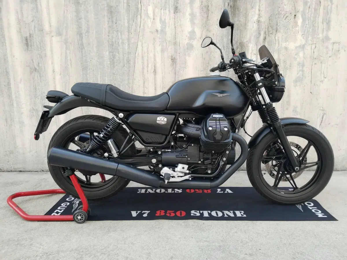 Moto Guzzi V7 Stone (2021 - 24) (10)