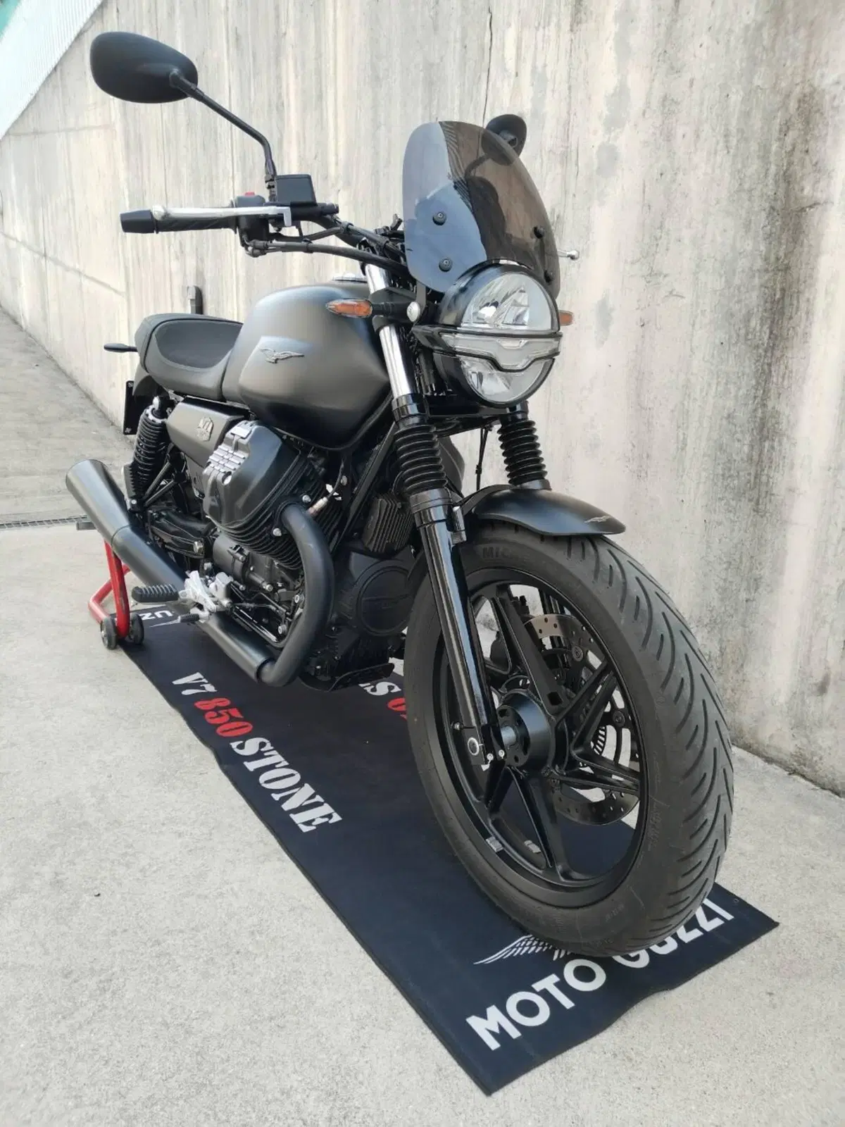 Moto Guzzi V7 Stone (2021 - 24) (11)