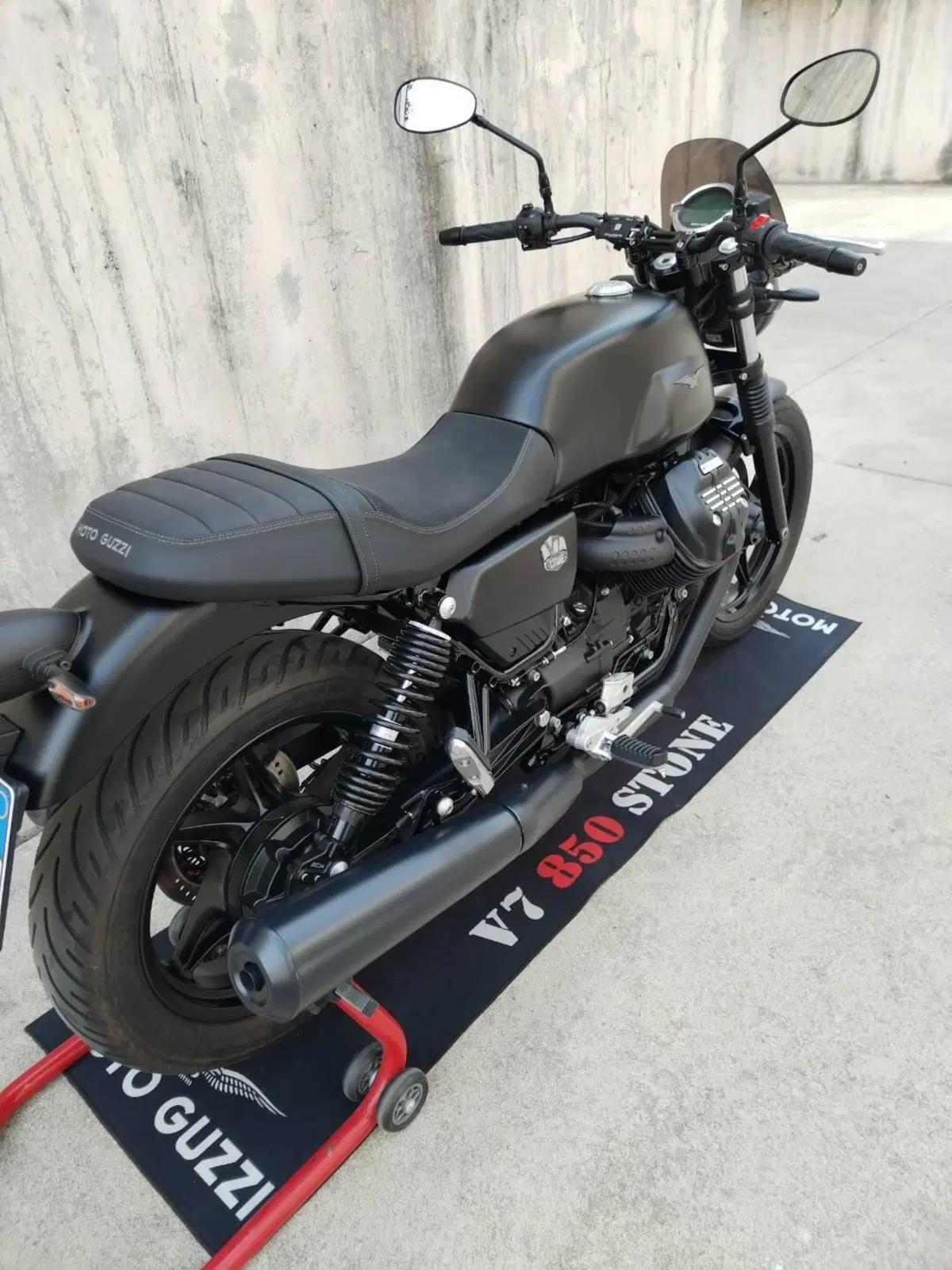 Moto Guzzi V7 Stone (2021 - 24) (12)