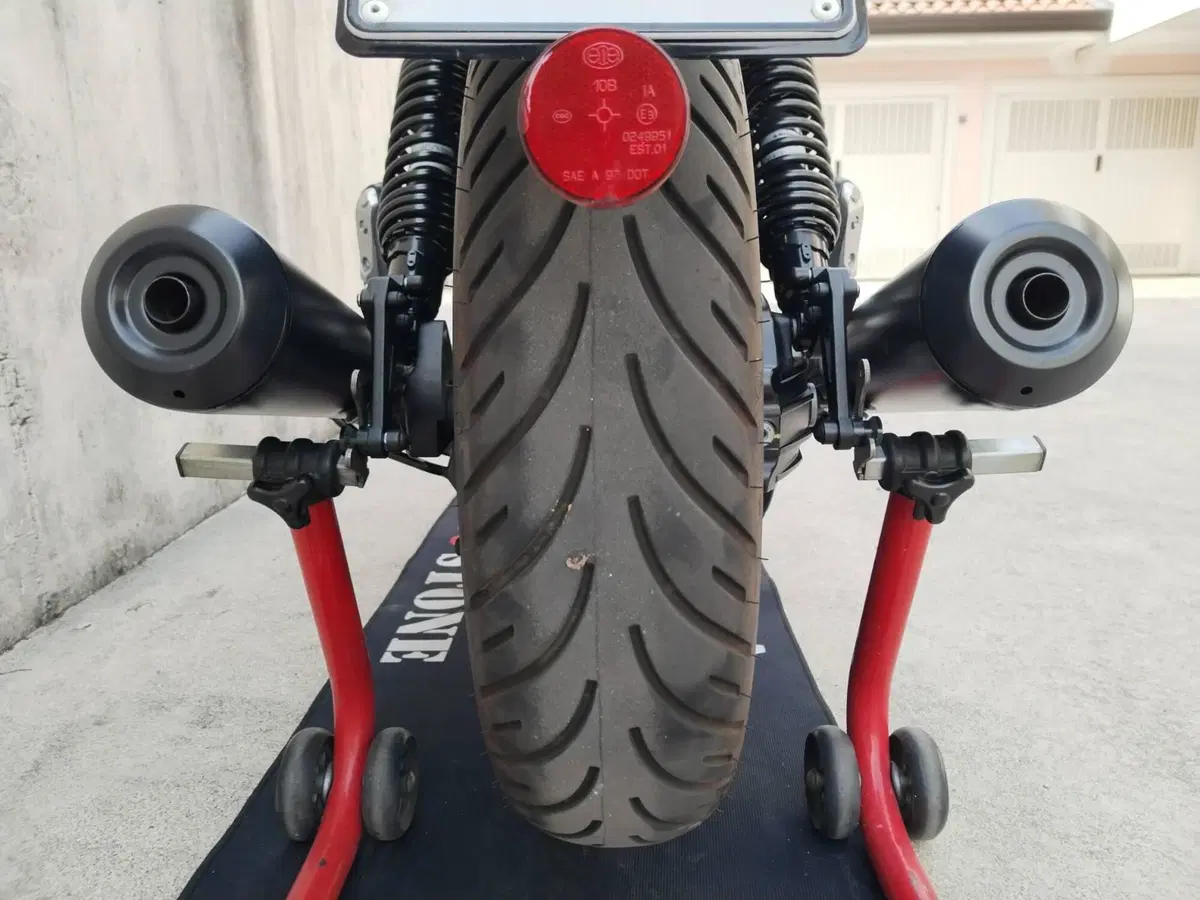Moto Guzzi V7 Stone (2021 - 24) (13)