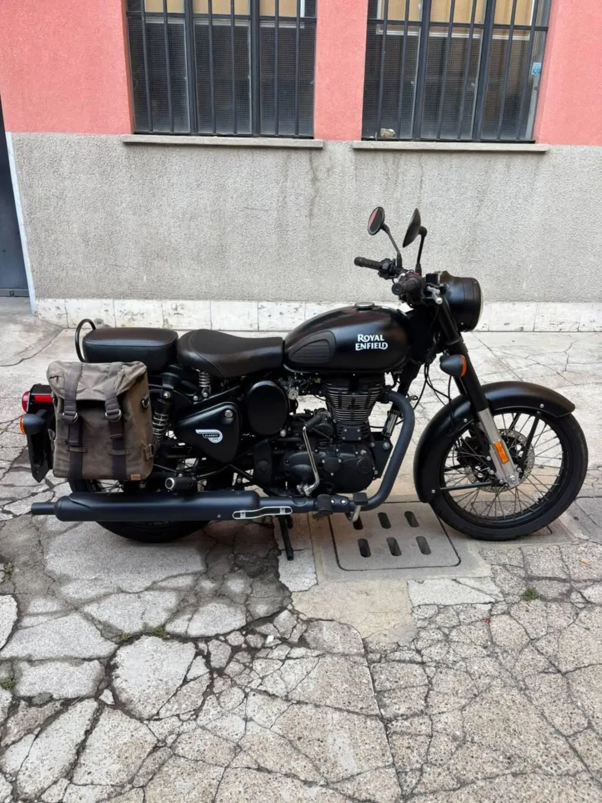 Royal Enfield Classic 500 EFI Stealth Black (2018 - 20) (2)