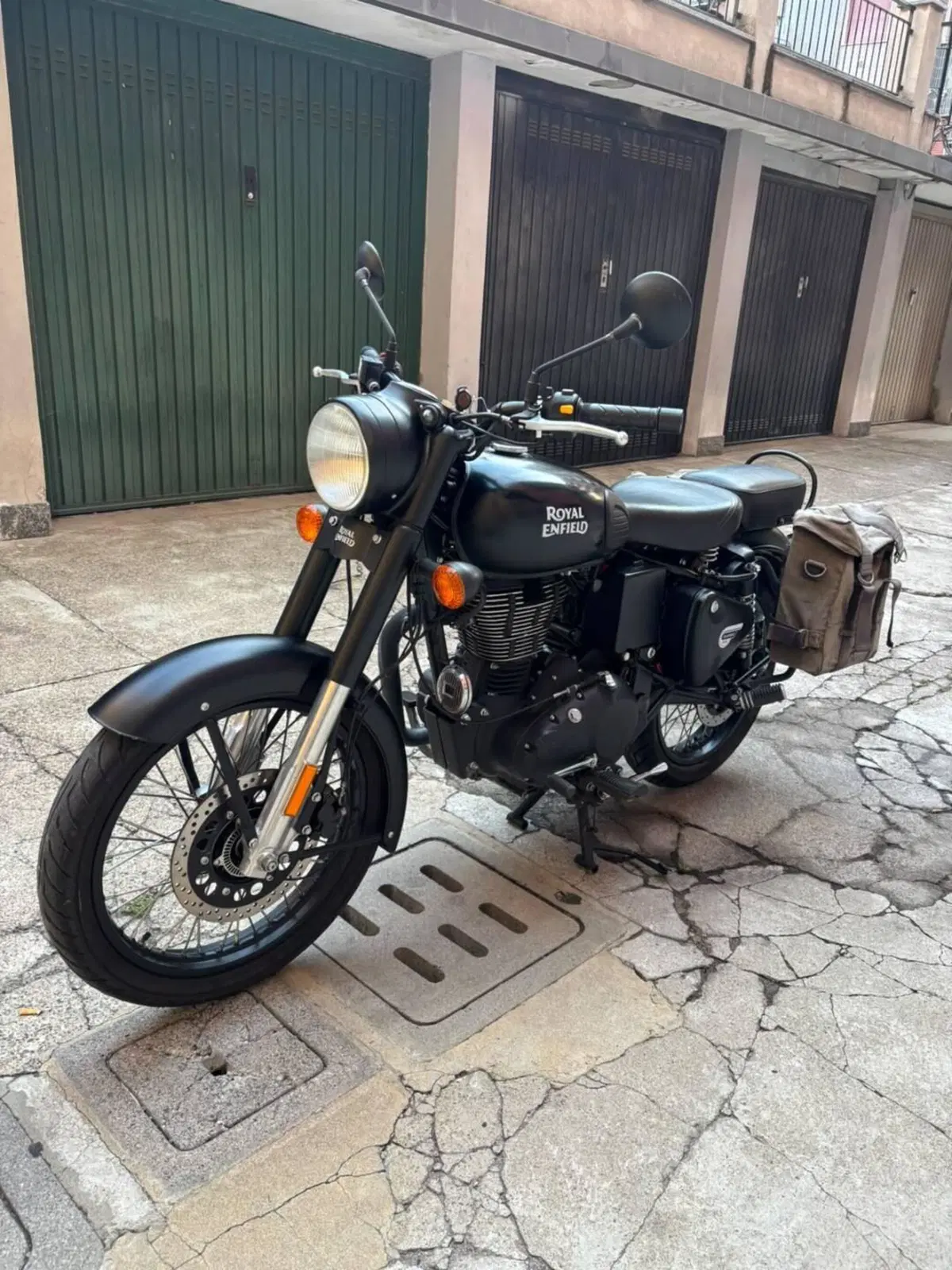 Royal Enfield Classic 500 EFI Stealth Black (2018 - 20) (3)