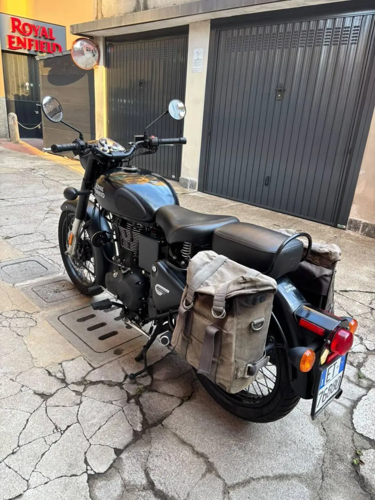 Royal Enfield Classic 500 EFI Stealth Black (2018 - 20) (4)