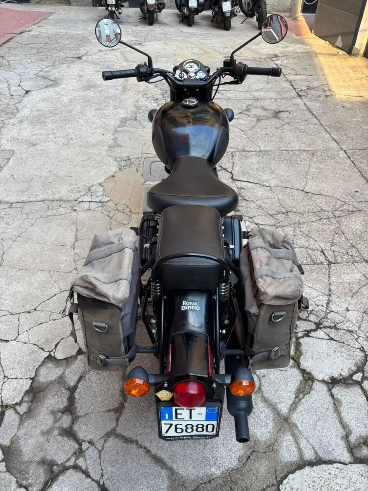 Royal Enfield Classic 500 EFI Stealth Black (2018 - 20) (7)