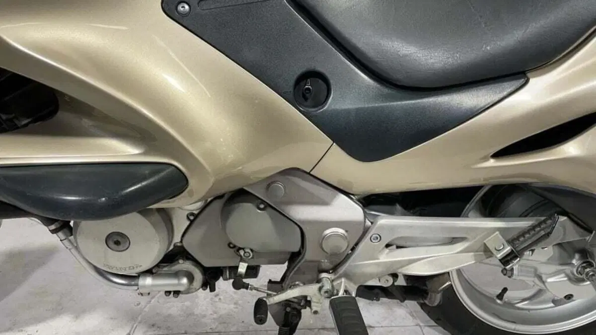 Honda Deauville 650 (1998 - 01) (4)