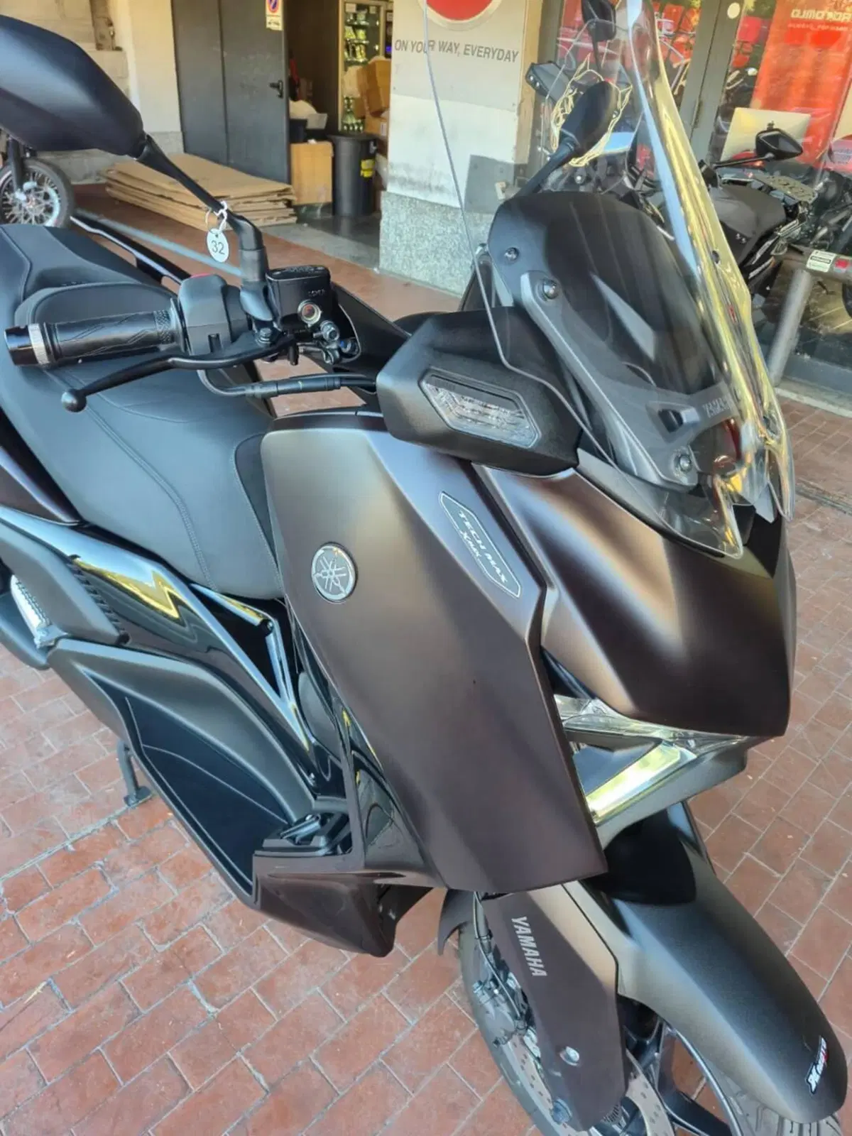 Yamaha X-Max 300 Tech Max (2025 - 26) (6)