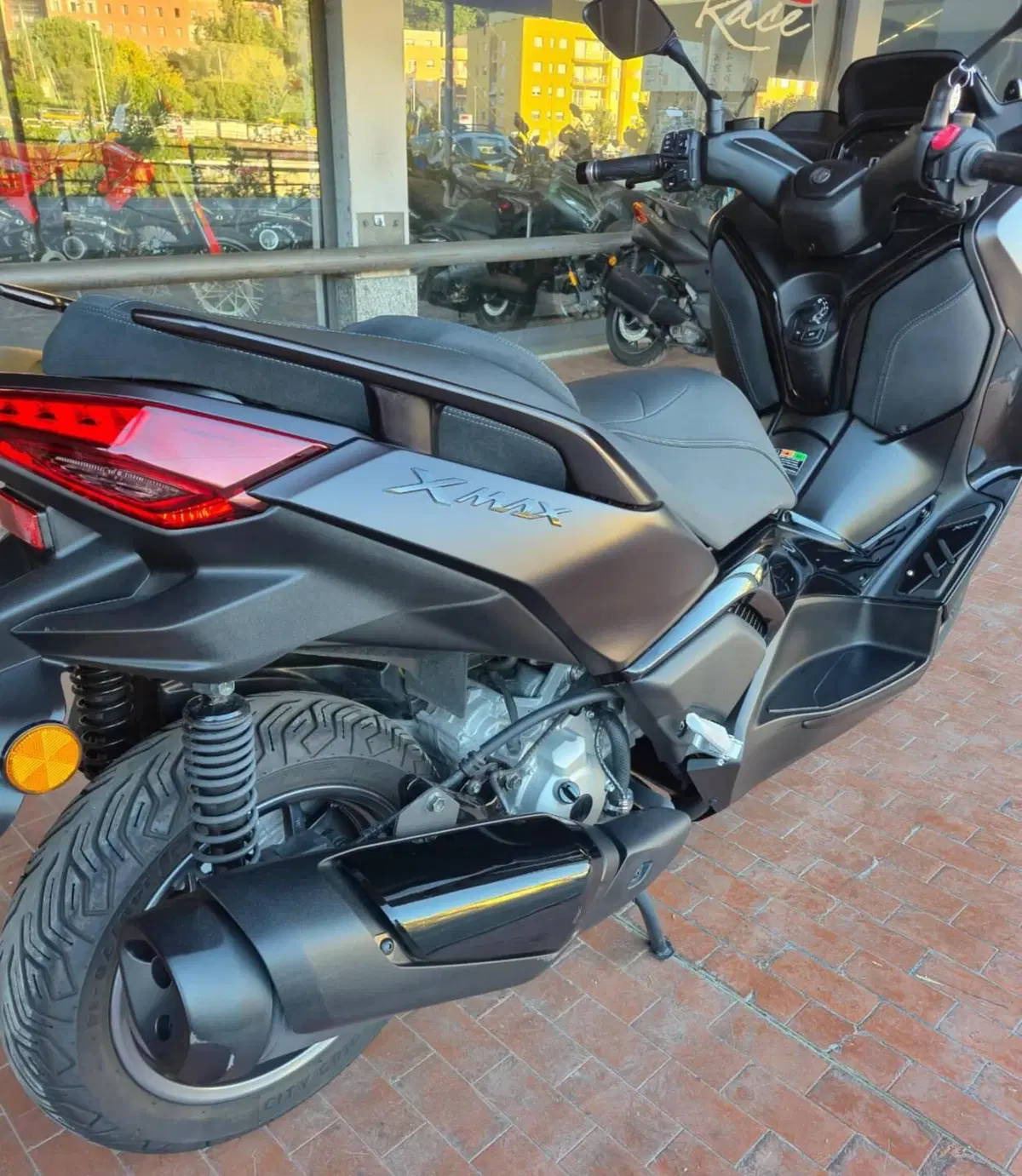 Yamaha X-Max 300 Tech Max (2025 - 26) (4)