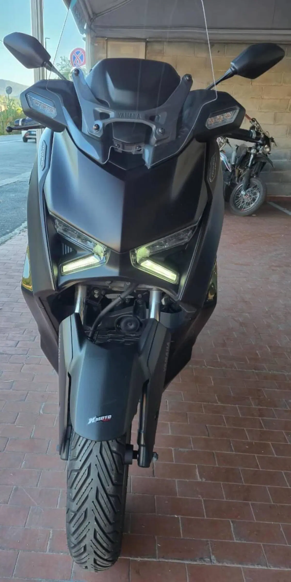 Yamaha X-Max 300 Tech Max (2025 - 26) (7)