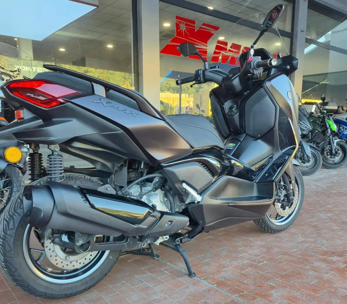 Yamaha X-Max 300 Tech Max (2025 - 26) (2)
