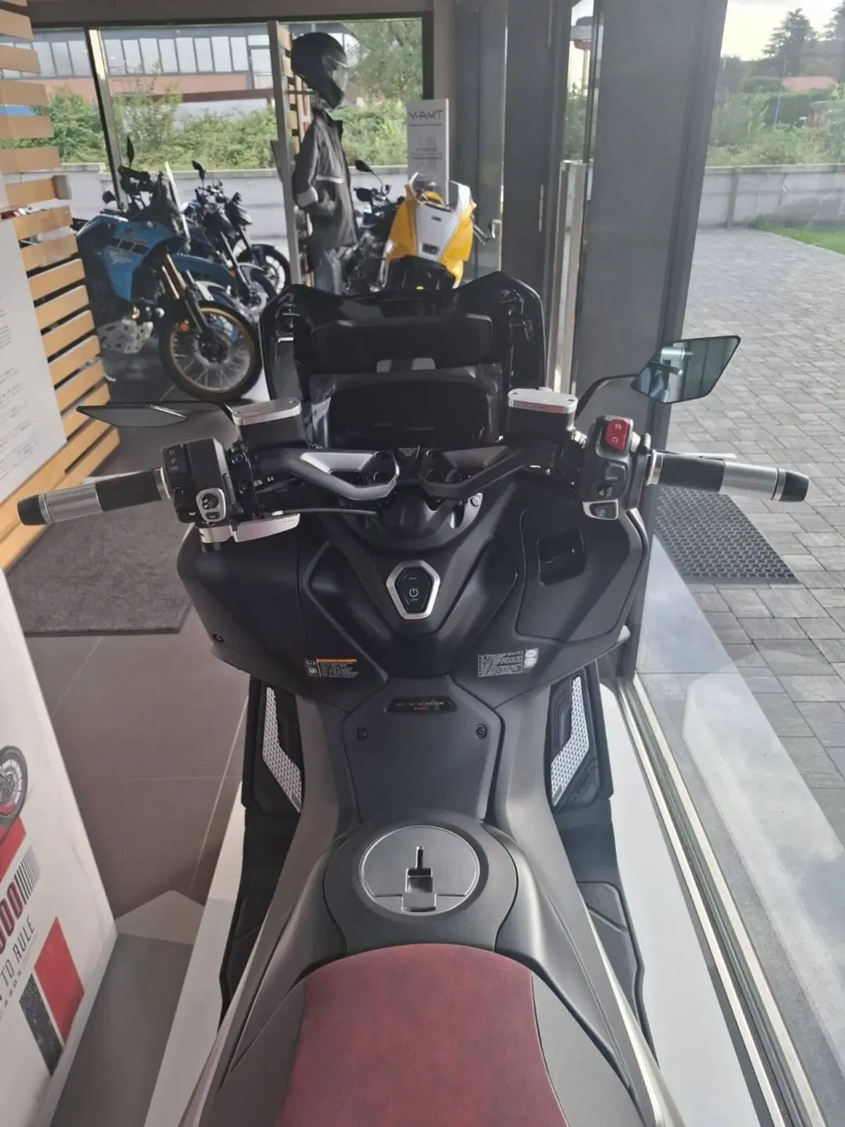 Yamaha T-Max 560 25th Anniversary (2026) (9)