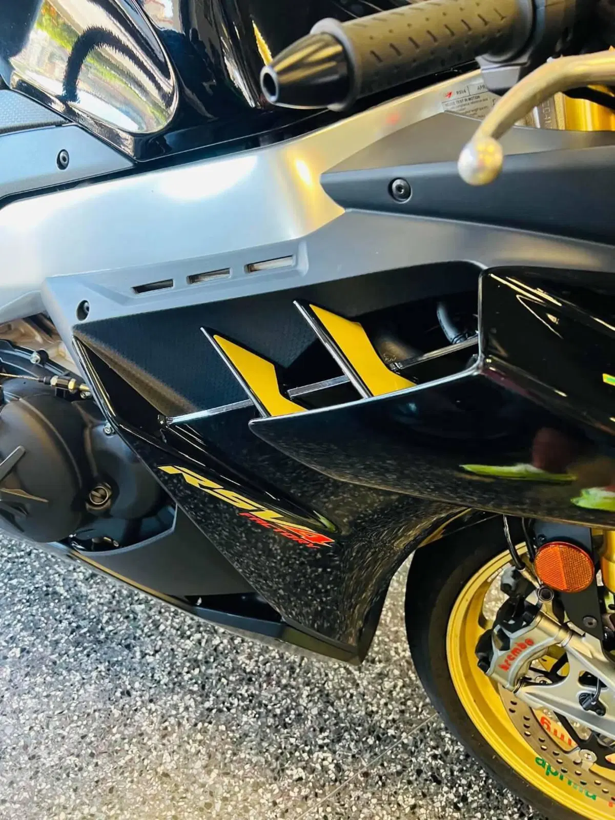 Aprilia RSV4 1100 Factory (2021 - 24) (3)