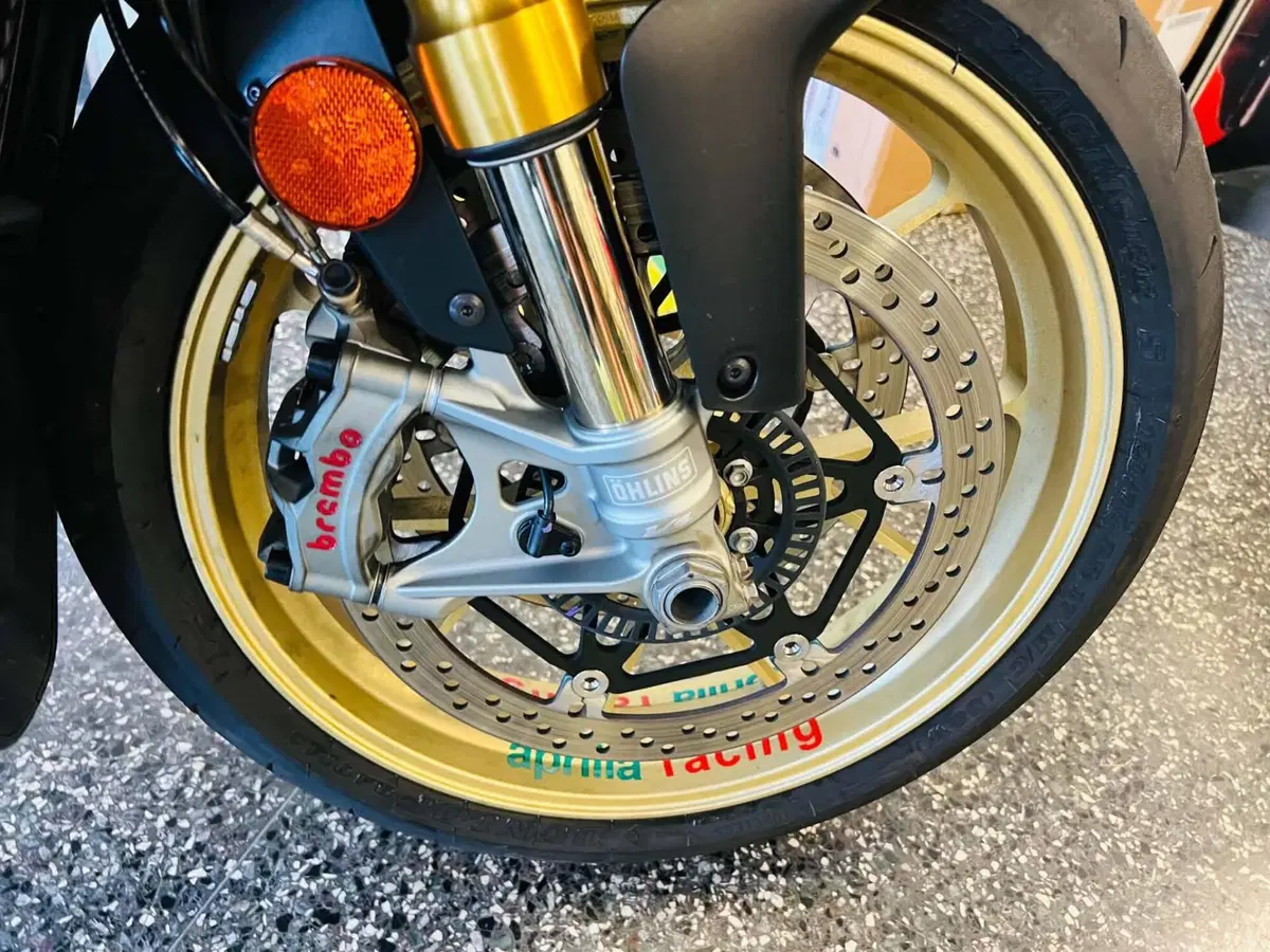 Aprilia RSV4 1100 Factory (2021 - 24) (4)