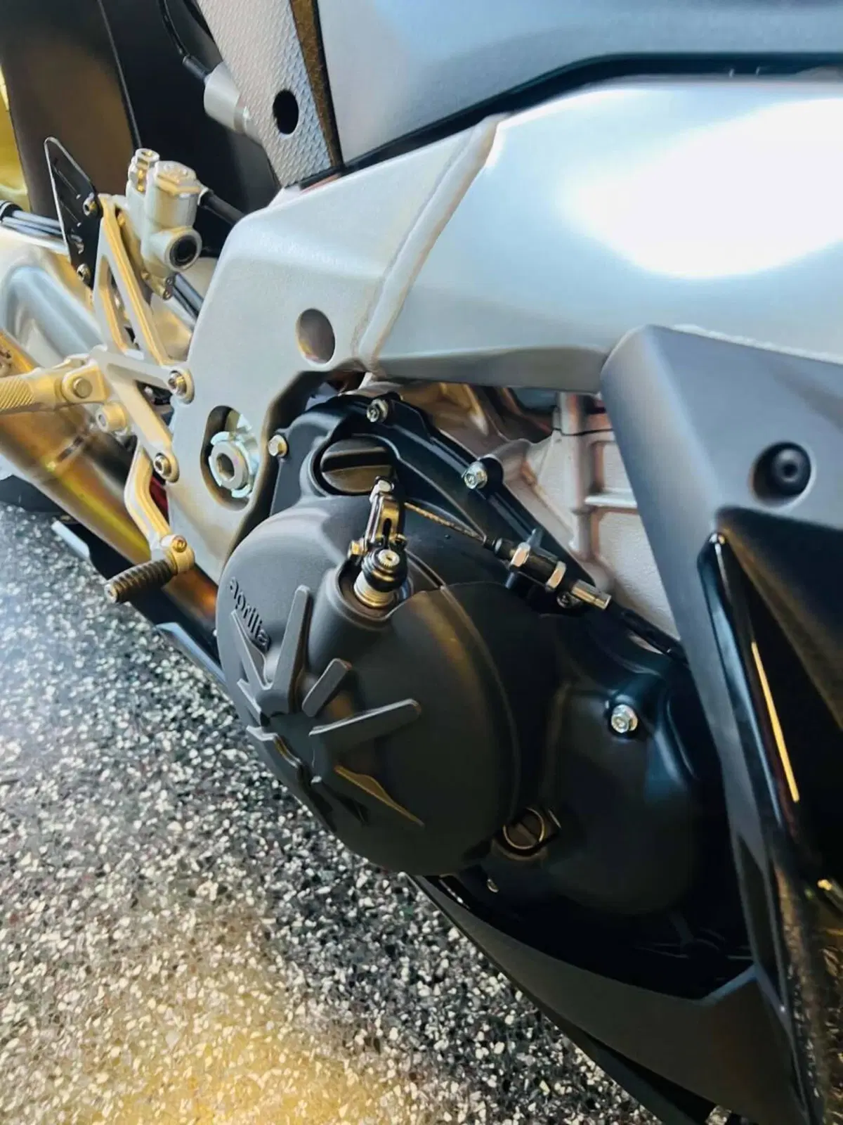 Aprilia RSV4 1100 Factory (2021 - 24) (5)