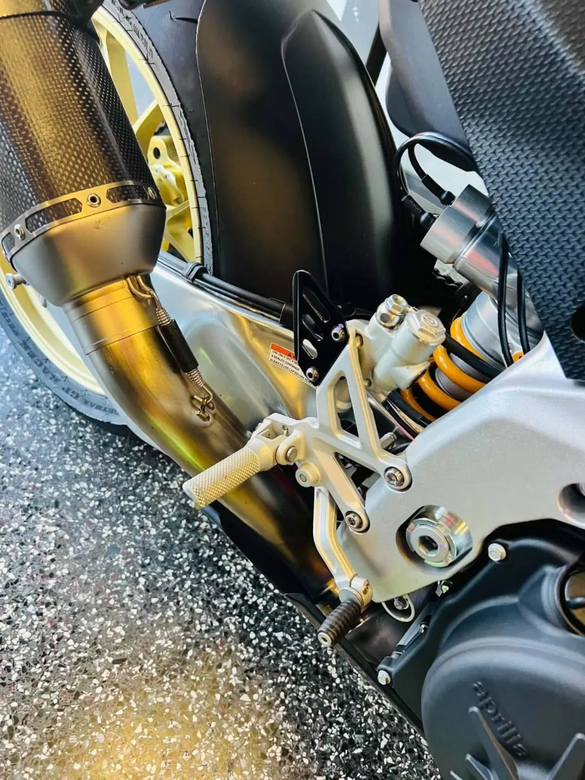 Aprilia RSV4 1100 Factory (2021 - 24) (6)