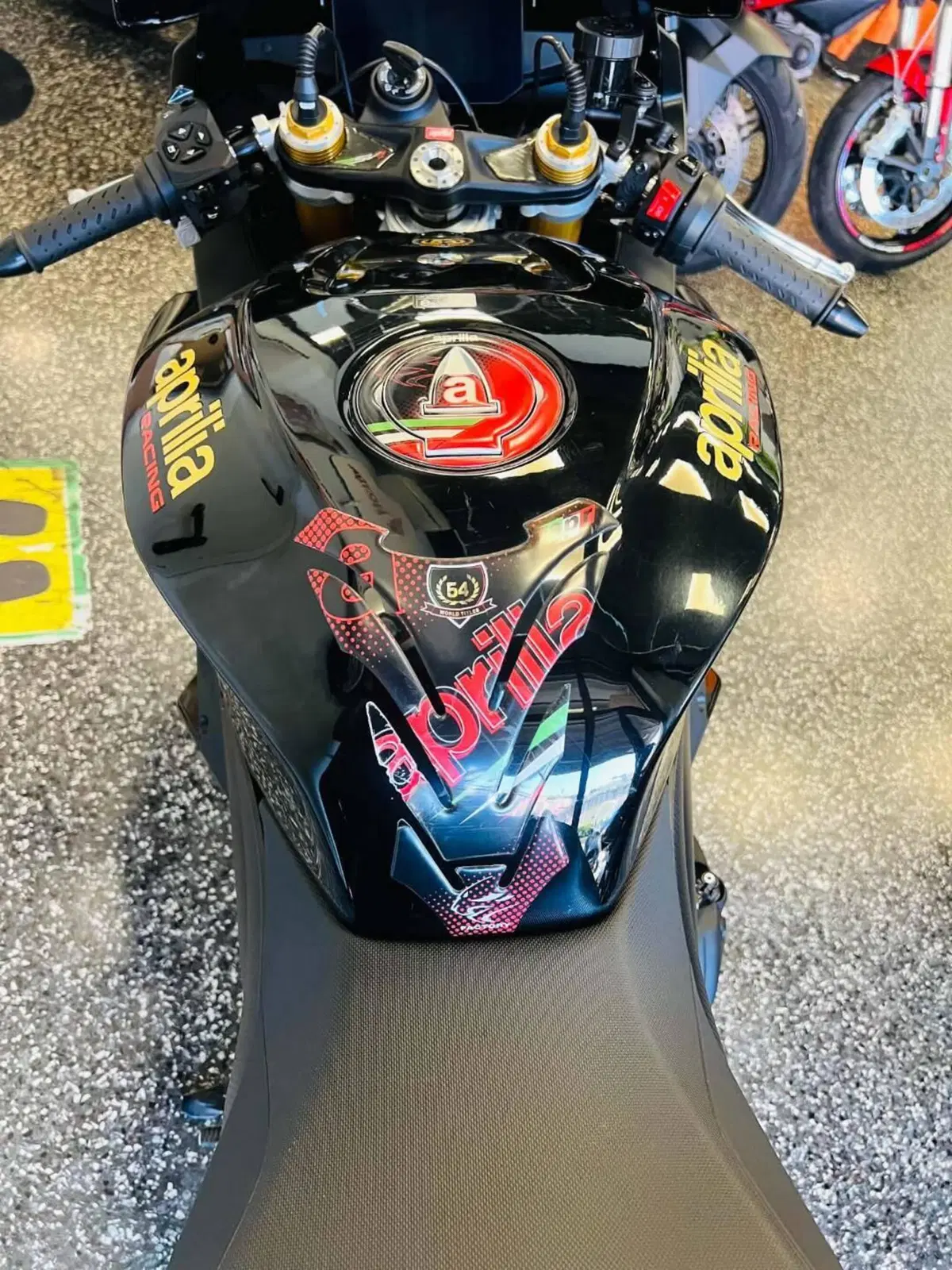 Aprilia RSV4 1100 Factory (2021 - 24) (11)
