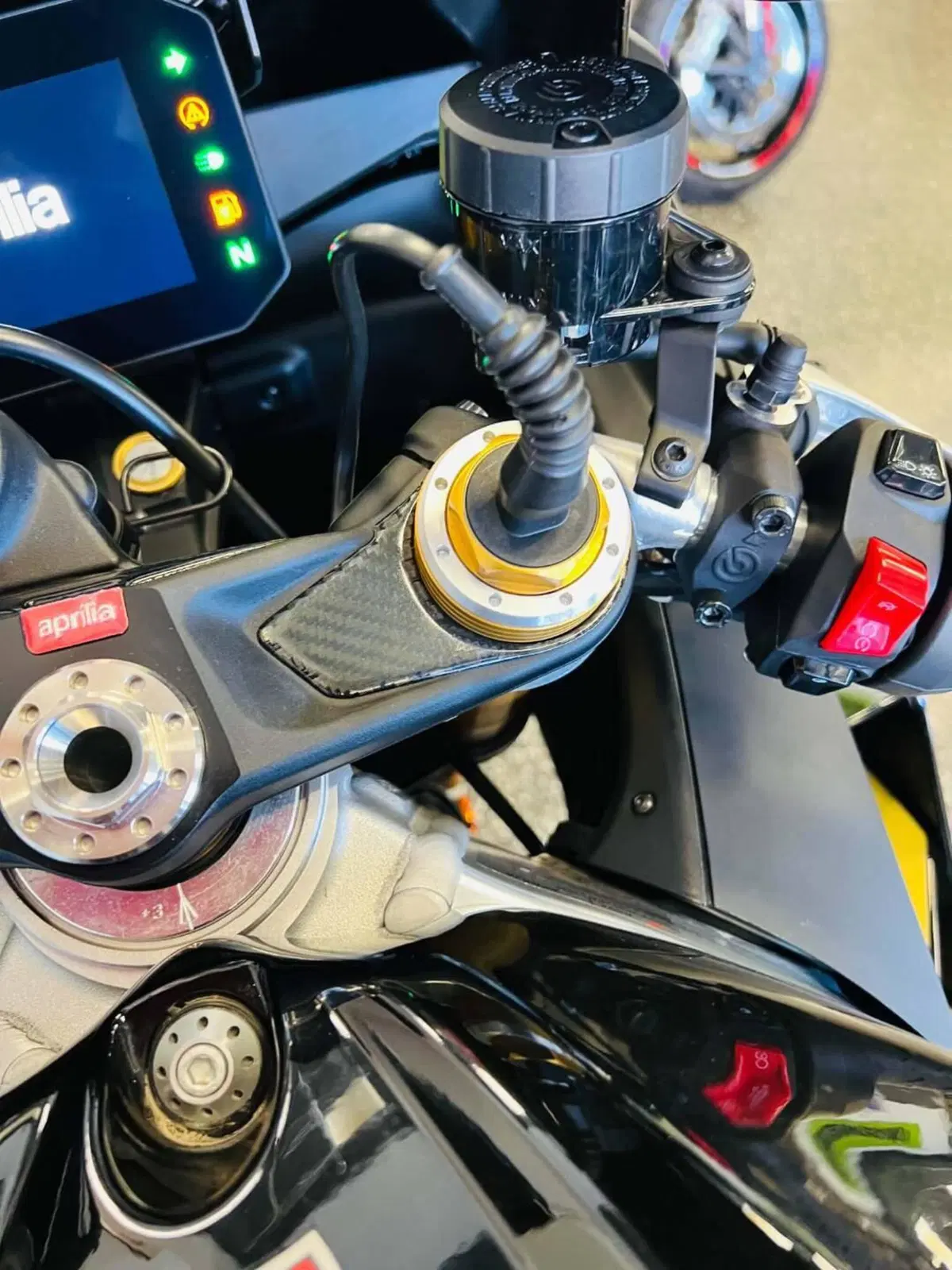 Aprilia RSV4 1100 Factory (2021 - 24) (12)