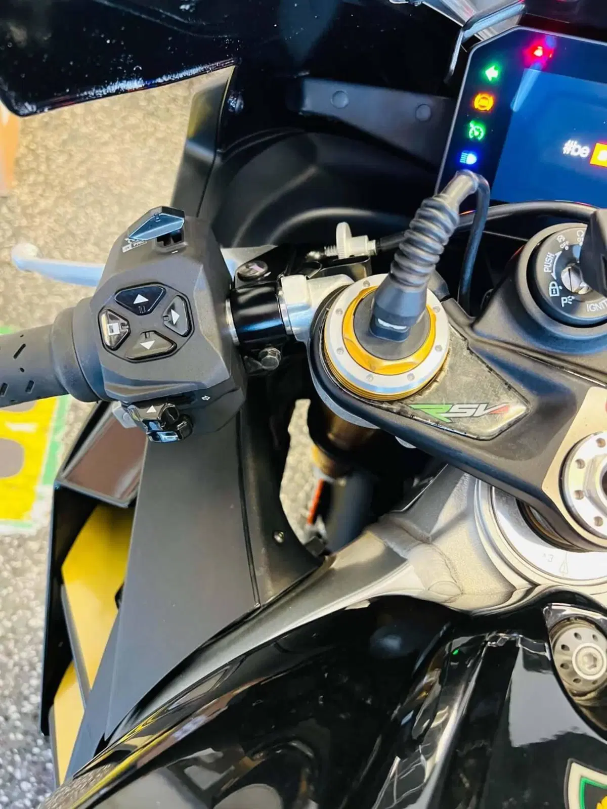 Aprilia RSV4 1100 Factory (2021 - 24) (13)