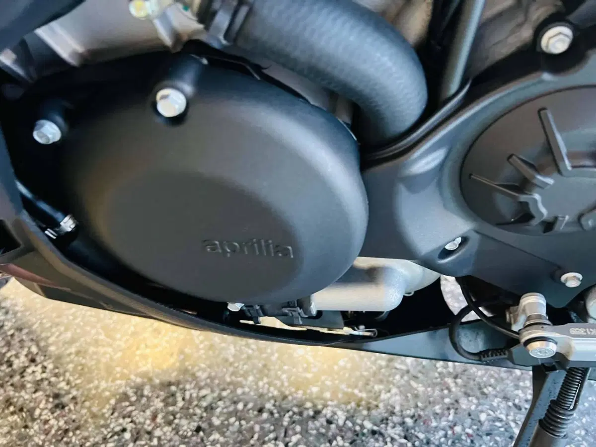 Aprilia RSV4 1100 Factory (2021 - 24) (16)
