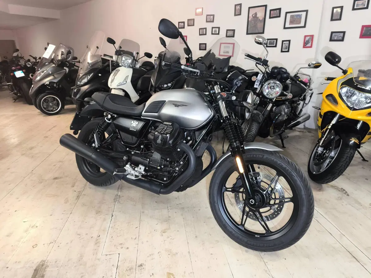 Moto Guzzi V7 Stone (2025 - 26)