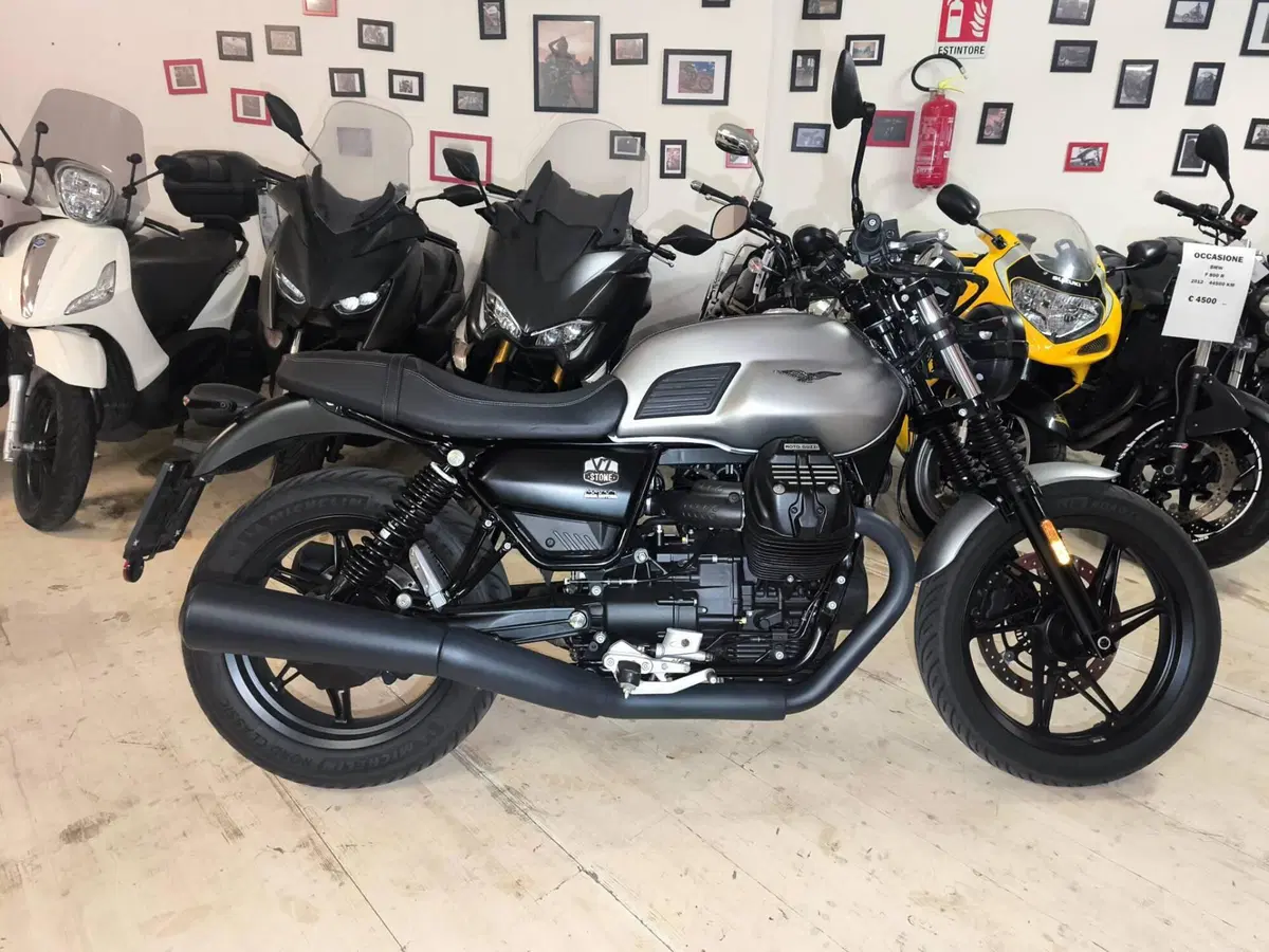 Moto Guzzi V7 Stone (2025 - 26) (2)