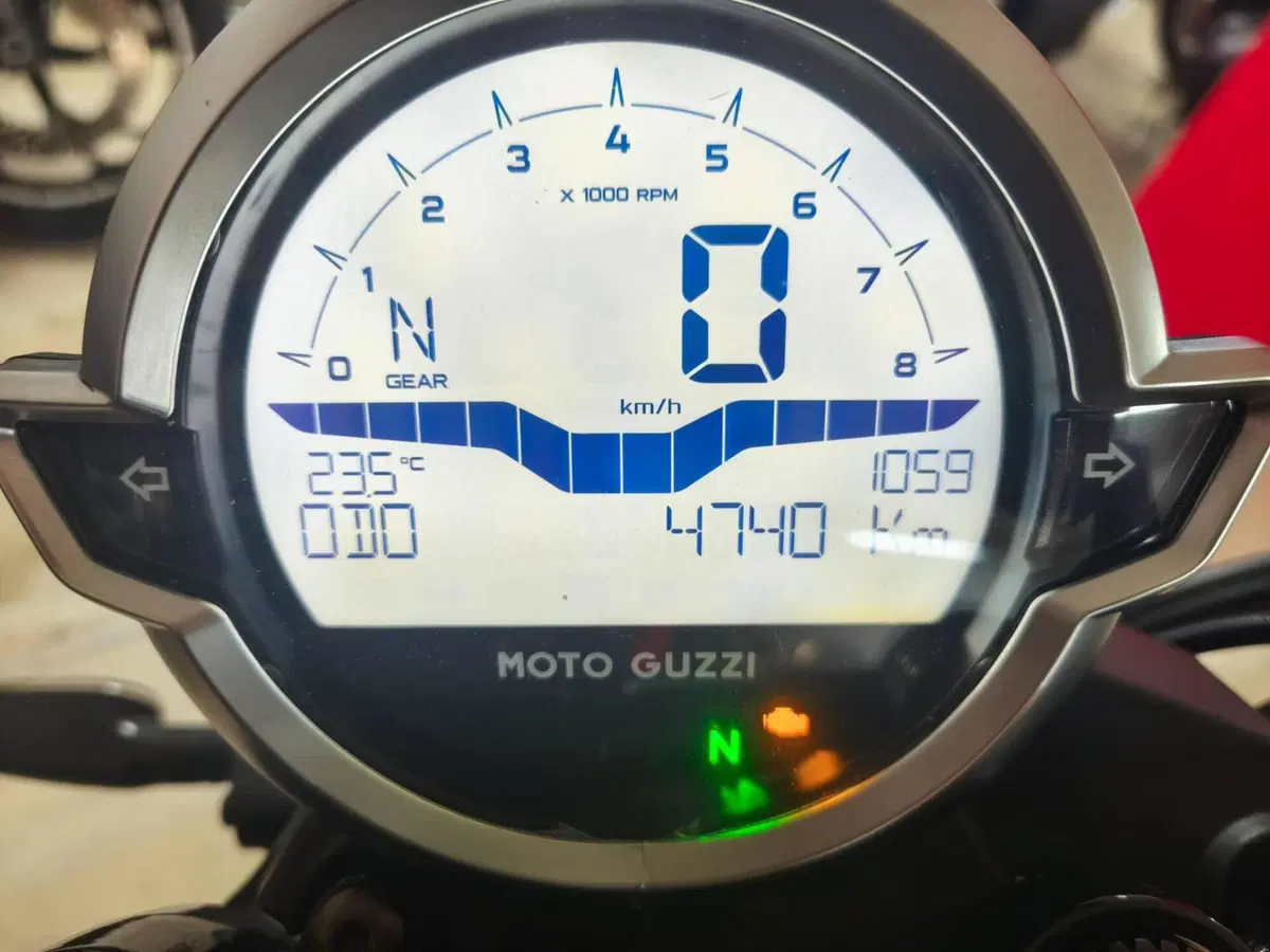 Moto Guzzi V7 Stone (2025 - 26) (5)