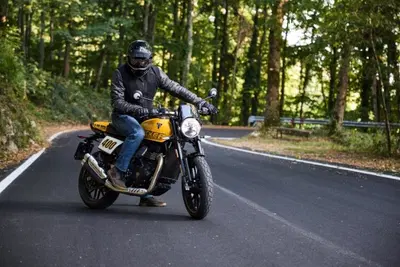 Nata dal flat track, costretta alla strada! Il TEST della Triumph Tracker 400 [VIDEO]
