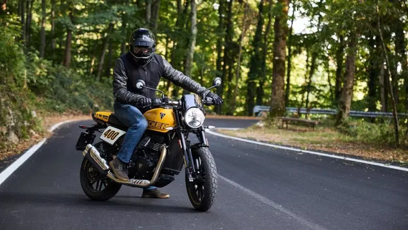 Nata dal flat track, costretta alla strada! Il TEST della Triumph Tracker 400 [VIDEO]