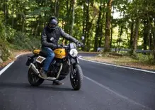 Nata dal flat track, costretta alla strada! Il TEST della Triumph Tracker 400 [VIDEO]