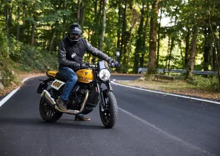 Nata dal flat track, costretta alla strada! Il TEST della Triumph Tracker 400 [VIDEO]