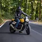Nata dal flat track, costretta alla strada! Il TEST della Triumph Tracker 400 [VIDEO]