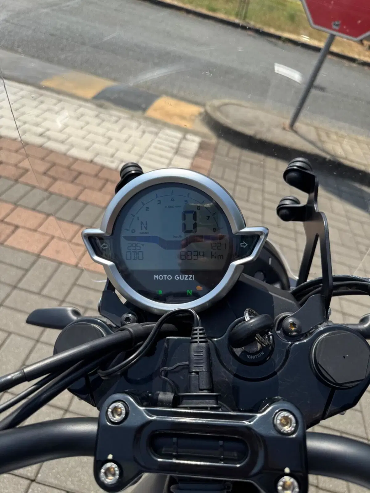 Moto Guzzi V7 Stone Centenario (2021 - 22) (7)