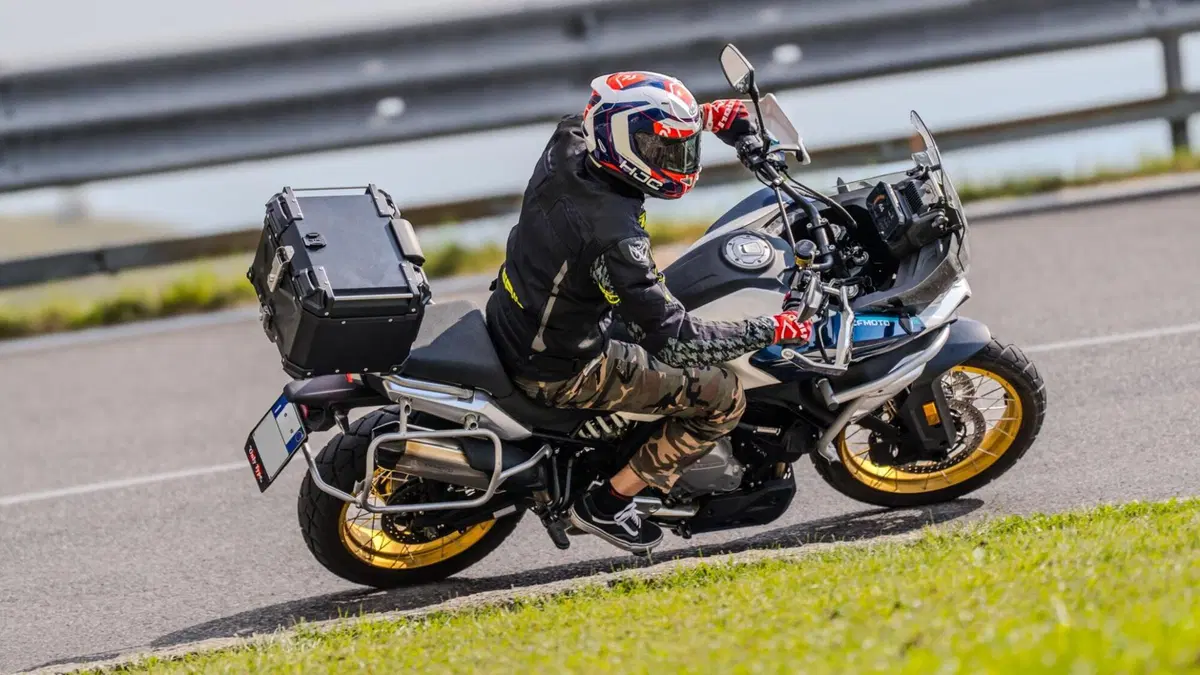 CFMOTO 700MT Adventure (2025 - 26) (7)