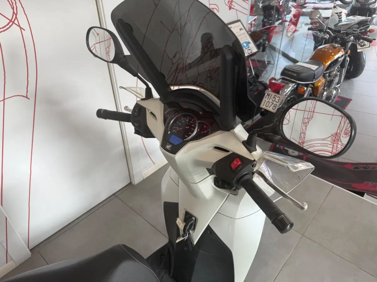 Honda SH 300 i ABS (2016 - 20) (8)