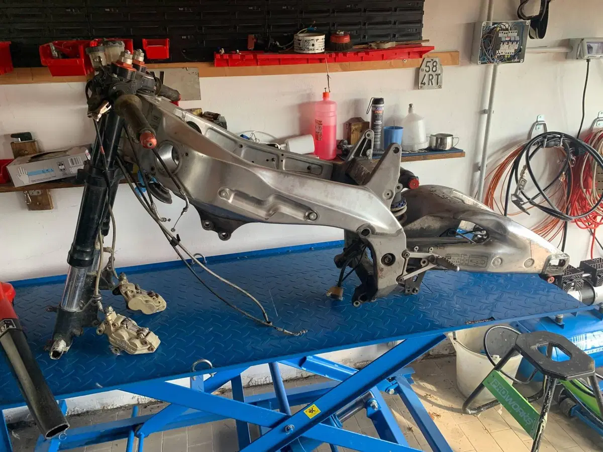 Aprilia RSV 1000 (2000 - 01) (7)
