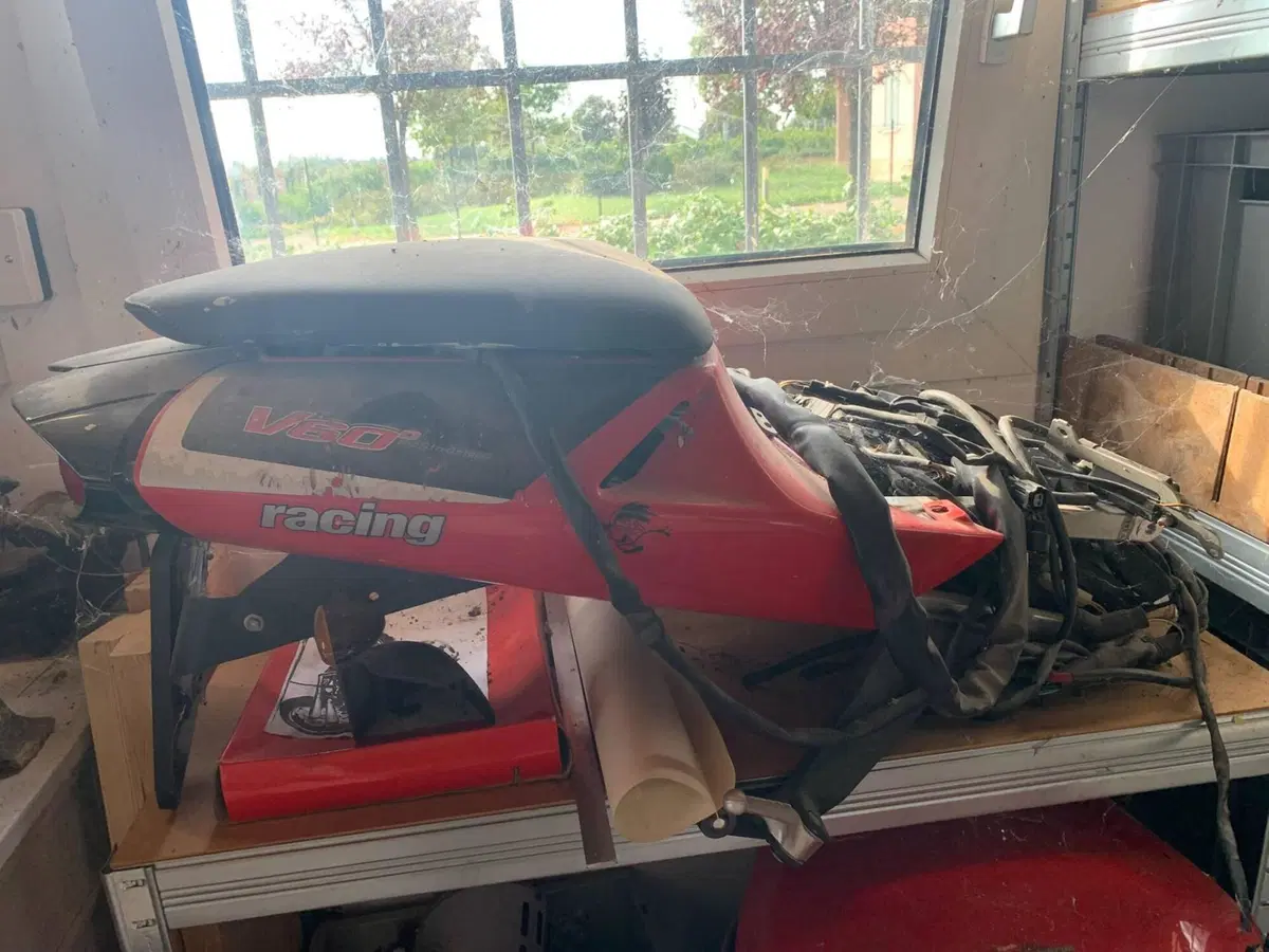 Aprilia RSV 1000 (2000 - 01) (11)