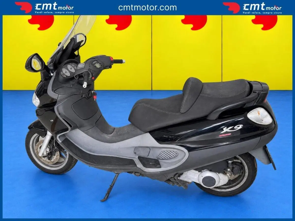 Piaggio X9 250 Evolution (5)