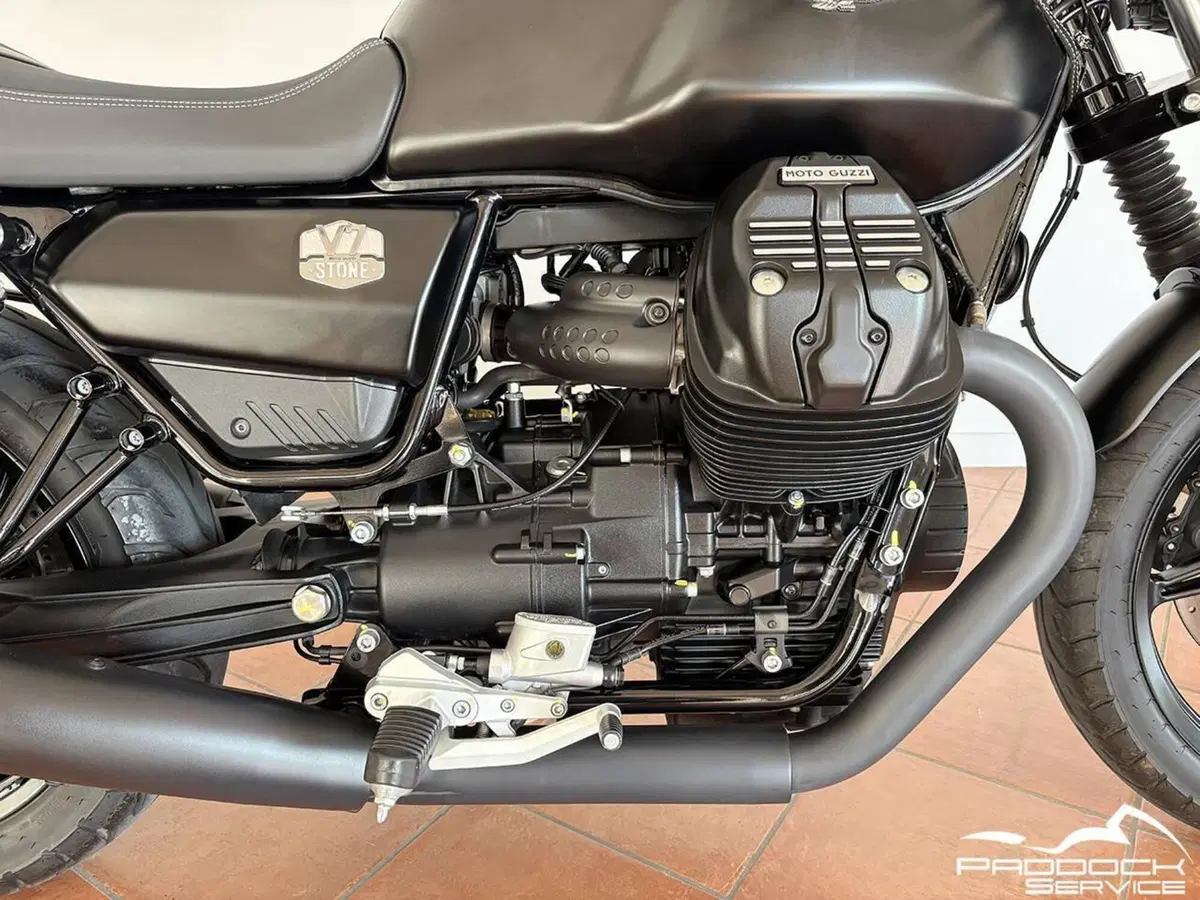 Moto Guzzi V7 Stone (2021 - 24) (11)