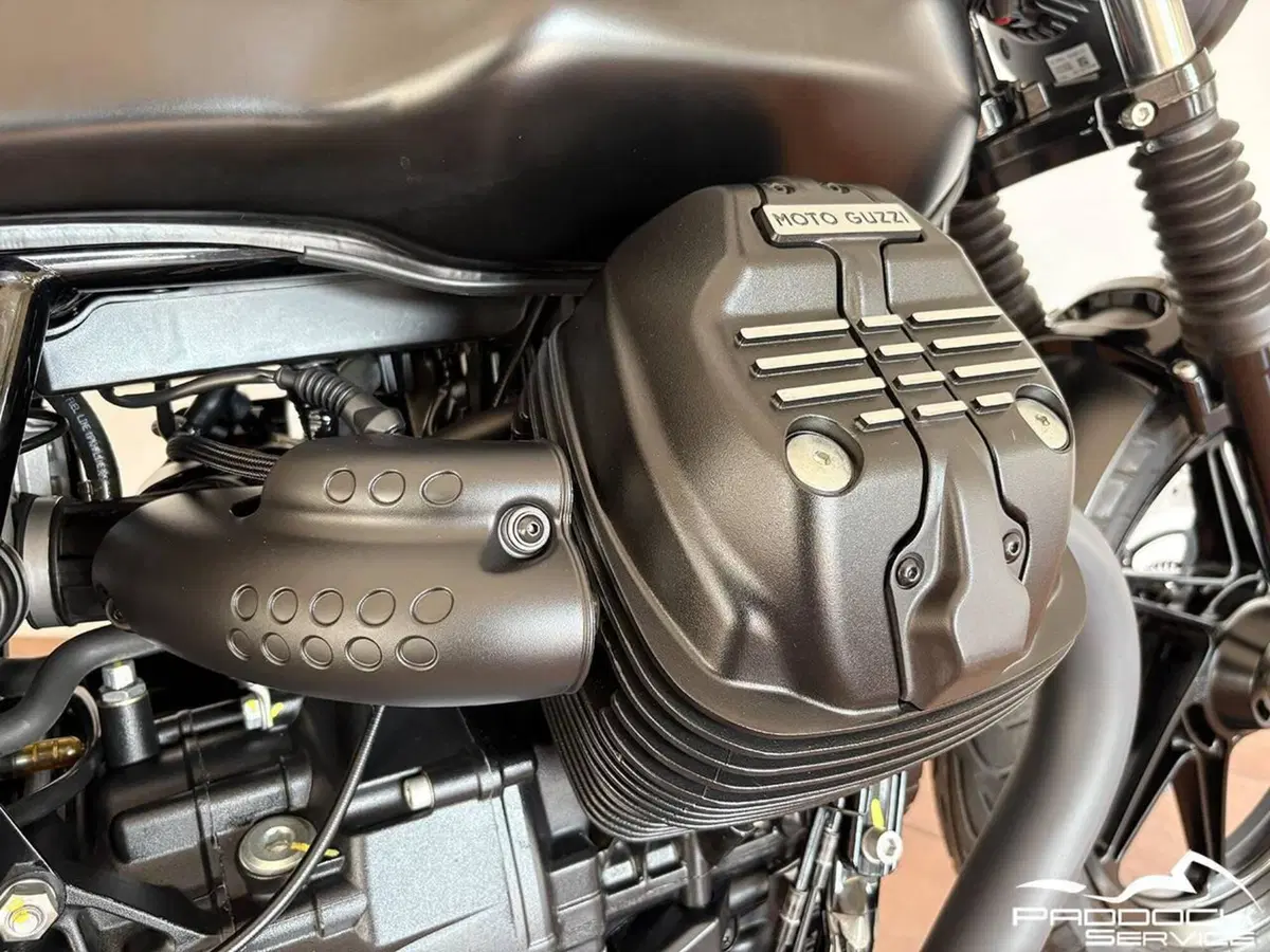 Moto Guzzi V7 Stone (2021 - 24) (12)