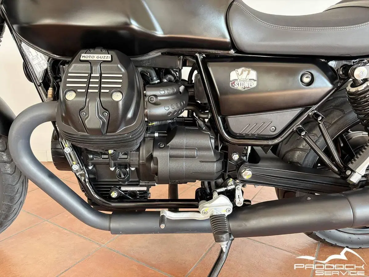 Moto Guzzi V7 Stone (2021 - 24) (13)