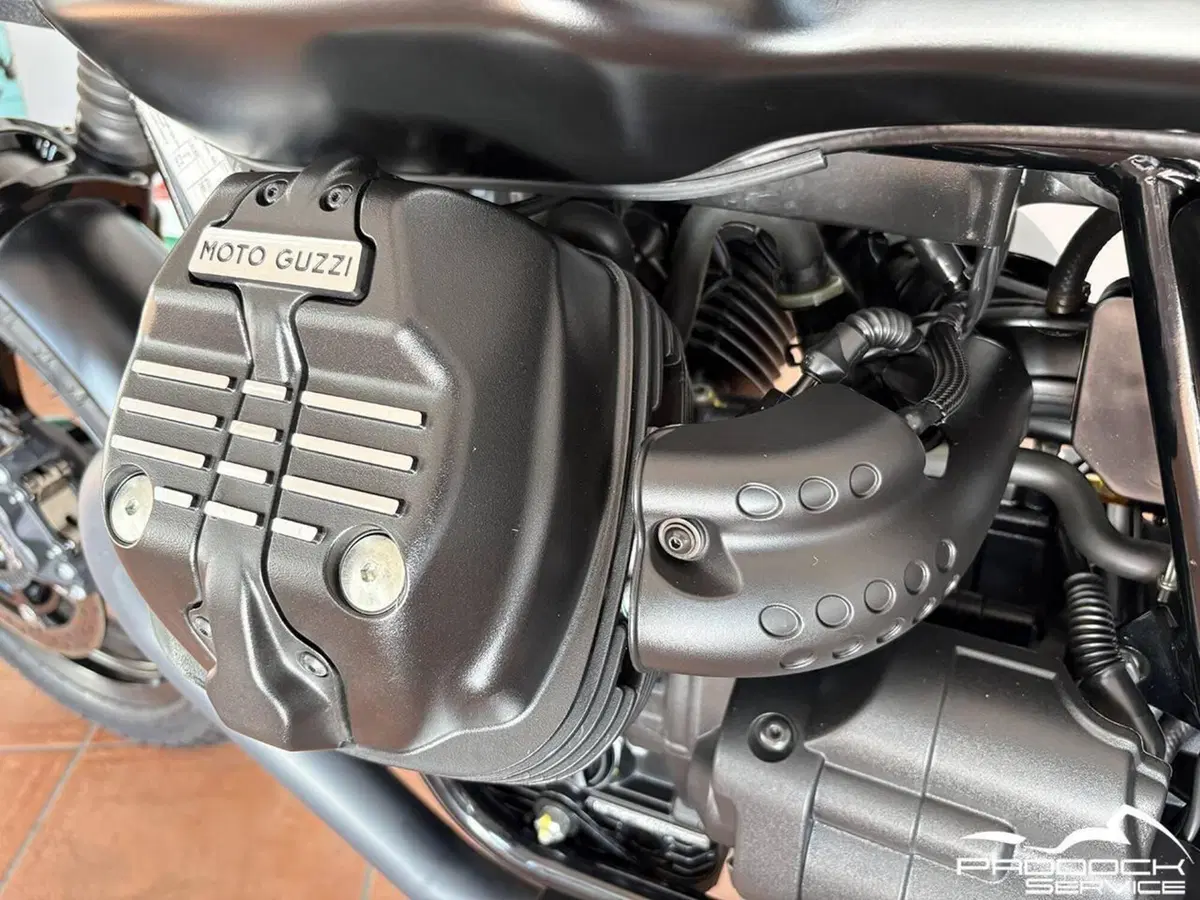 Moto Guzzi V7 Stone (2021 - 24) (14)